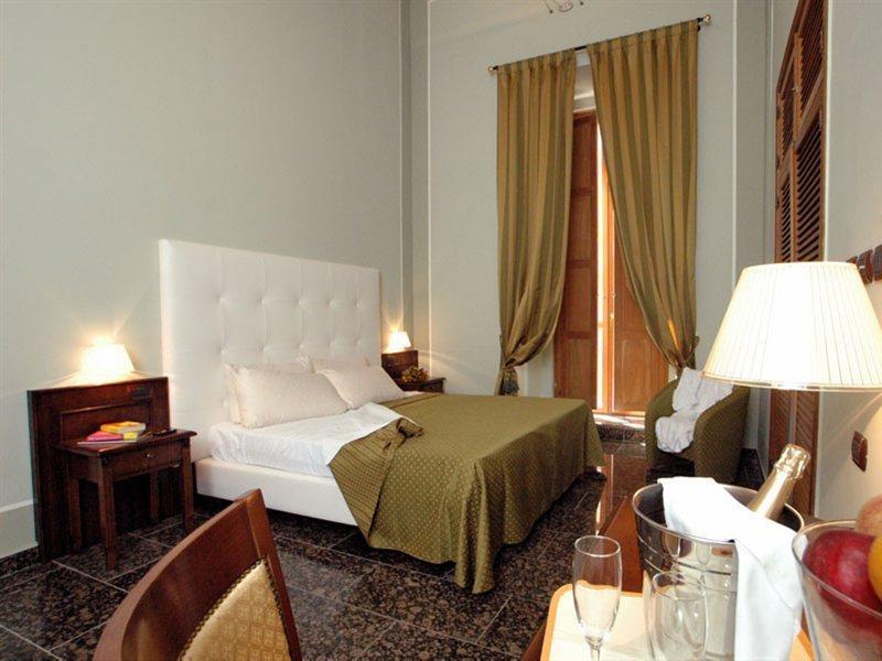 Le Stanze Del Vicere Boutique Hotel Neapel Exteriör bild